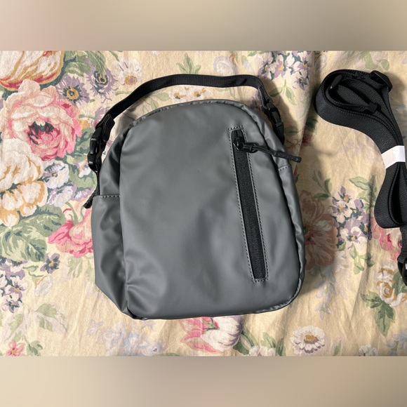 Lightweight Crossbody waterproof bag - Picture 4 of 10